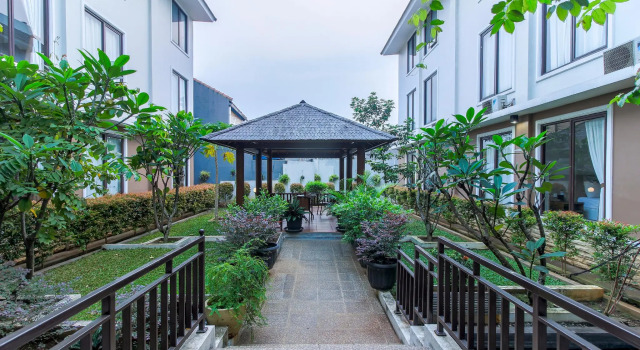 Кровать в общем номере Sans Vibes Jasmine Suite TB Simatupang