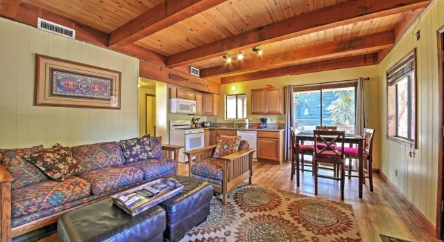 Коттедж с 3 комнатами Big Bear Cabin w/ Fenced Yard: 4 Mi to Snow Summit