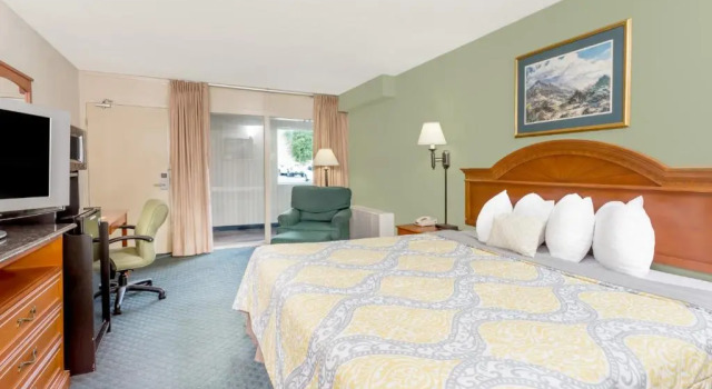 Номер Standard Days Inn by Wyndham Cedar Falls- University Plaza