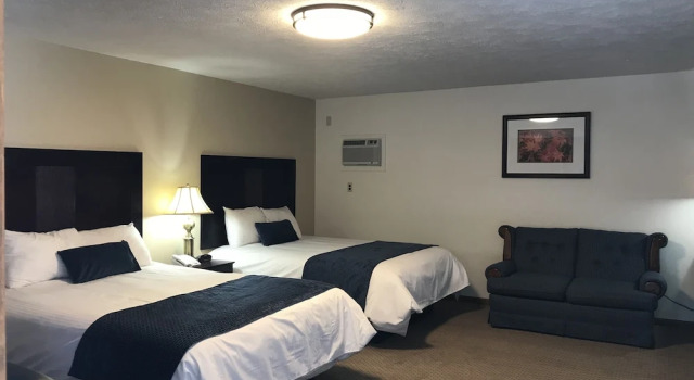 Четырёхместный номер Standard Brentwood Motor Inn