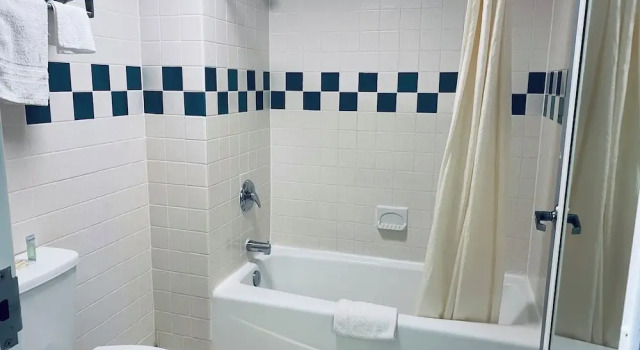Четырёхместный номер Standard Excel Inn & Suites