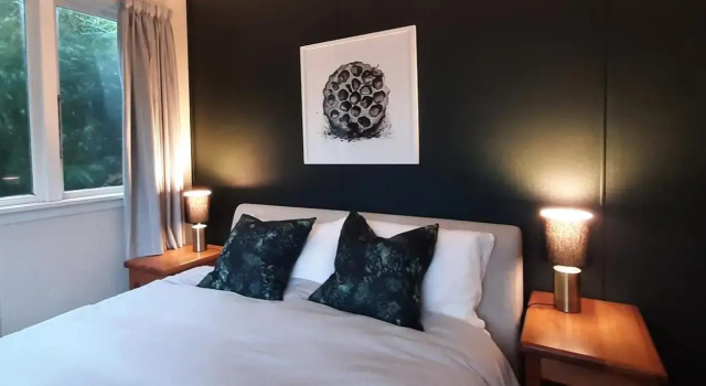 Mahakipawa Waterfront Hideaway - Belvue Bay Holiday Home