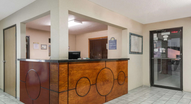 Days Inn by Wyndham Muncie -Ball State University, Book Hotel Muncie Indiana