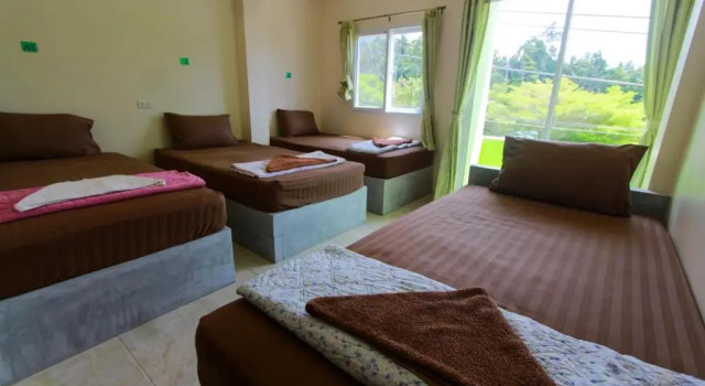 Кровать в общем номере Lucky house Koh Tao