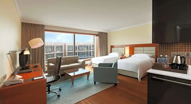 Номер Deluxe с видом на бассейн Hilton Bangalore Embassy GolfLinks