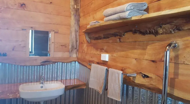 Rustic Hut Bush Retreat, Rezervasyon Otel Penguin Tasmanya