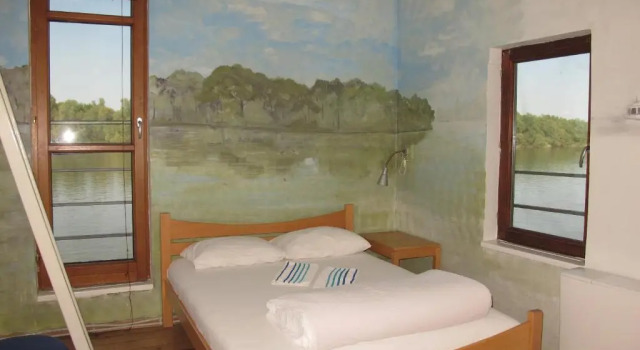 Кровать в общем номере ArkaBarka Floating Hostel