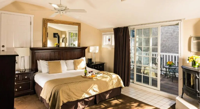 Номер Deluxe Crowne Pointe Historic Inn Adults Only