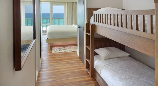 Двухместный семейный люкс с балконом и с видом на залив SpringHill Suites Pensacola Beach