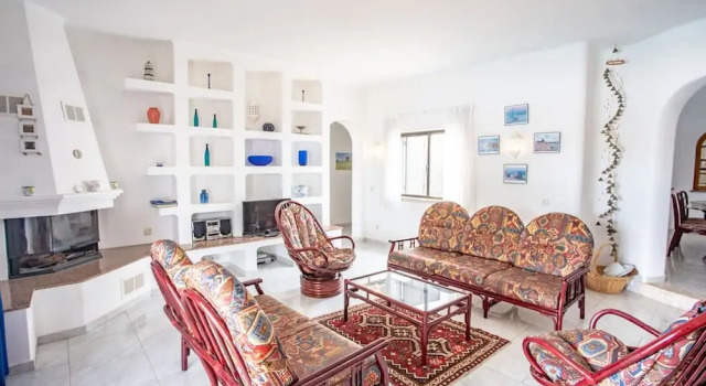 Joana Stunning Villa IS A 10 MIN Walk TO THE BEA