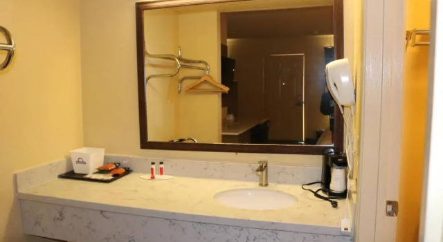 Четырёхместный номер Standard Days Inn by Wyndham Fresno South