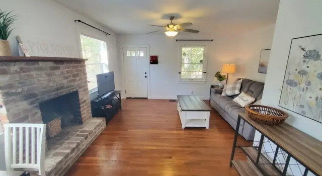 Коттедж Downtown Getaway - Pet Friendly 3 Bedroom Home