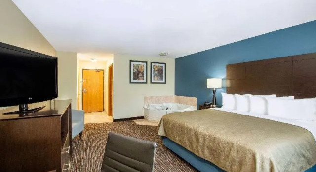 Двухместный полулюкс AmericInn by Wyndham Jefferson