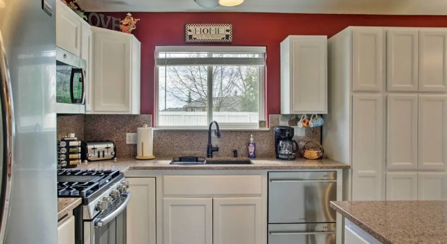 Коттедж Cozy Getaway w/ Yard & Patio: 4 Mi to Hayden Lake!