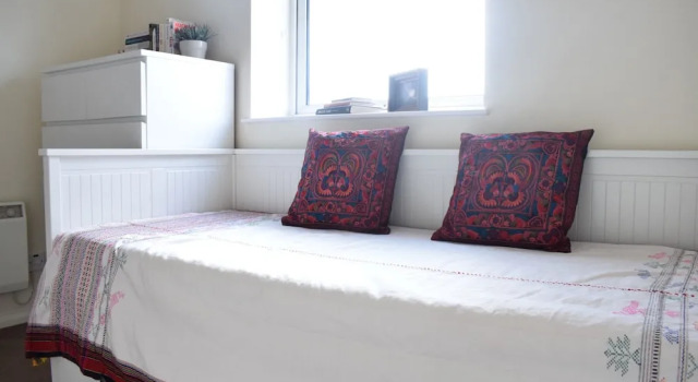 2 Bedroom Apartment With River Views Near Canary Wharf and City