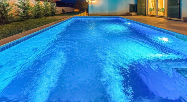Beautiful Home in Mravince With Outdoor Swimming Pool, Wifi and 3 Bedrooms, Rezerwuj Hotel Hotele w Mravince z basenem, Basen