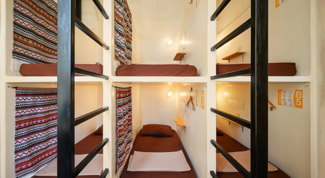 Кровать в общем номере Warm White Hostel