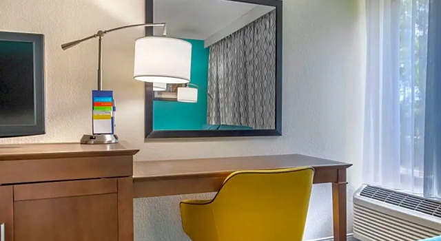 Doppel Studio Hampton Inn Adel