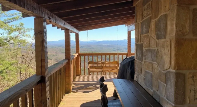 Коттедж c 1 комнатой с балконом Sevierville Cabin w/ Private Hot Tub & Fireplace!