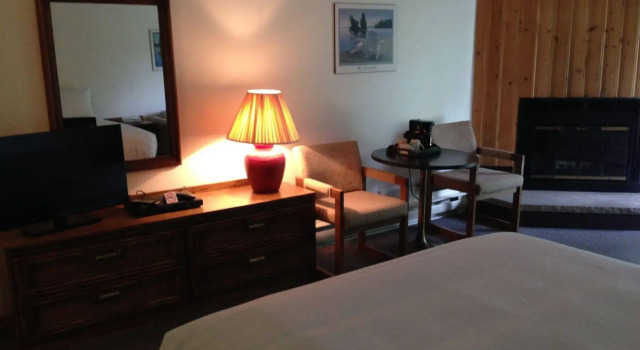Colonial Bay Motel, Varaa Motelli Dwight Algonquin Provincial Park