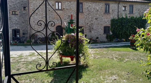 Agriturismo Fattoria Didattica I Due Mondi, Rezervovat Farmářský pobyt Hotely v Montone s parkováním, Parkování