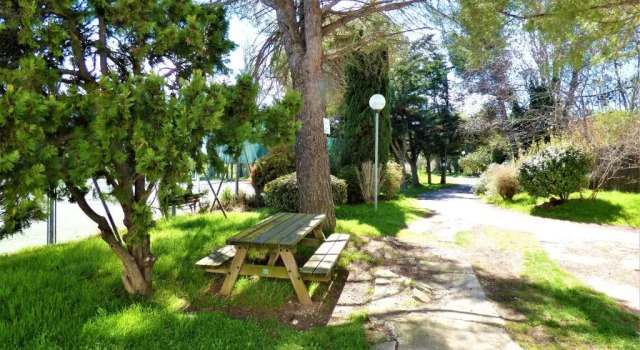 Апартаменты Appartement wifi, piscine, spa, clim, +vélo à Arles en Camargue pour 6 pers