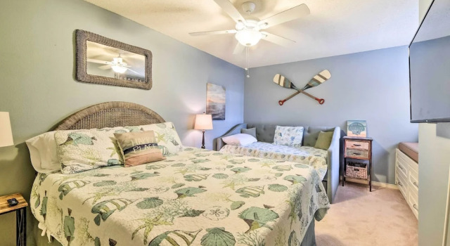Апартаменты Bright and Breezy Condo, 2 Mi to Whitecap Beach!