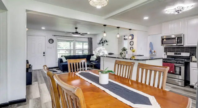 Коттедж 1 Mi to At&t Stadium: Cozy Family Home w/ Yard!
