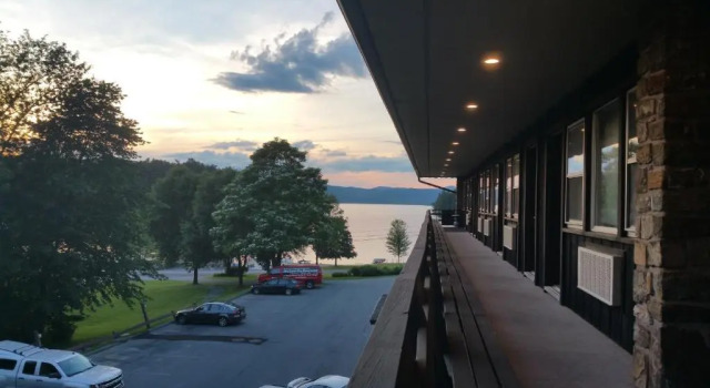 Четырёхместный номер Standard Bayside Resort, Lake George NY