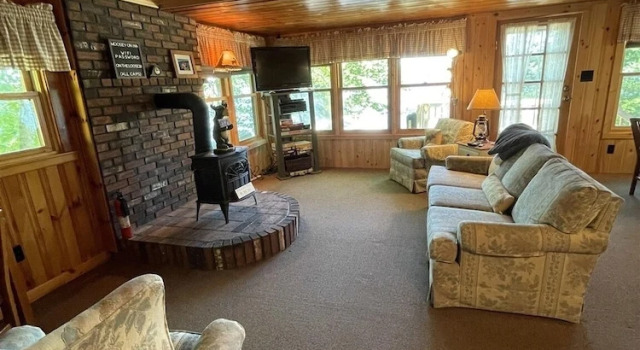 Moosey On Inn Limit 8 2 Bedroom Cottage by RedAwning, Rezerwuj Dom wakacyjny Sebago Maine