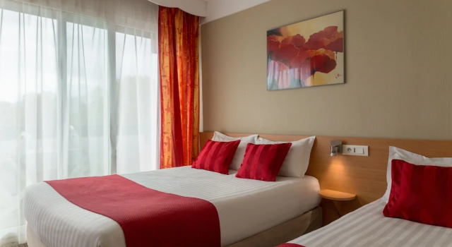 Трёхместный номер Standard с балконом The Originals City, Hôtel Villancourt, Grenoble Sud