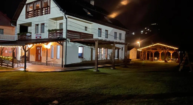 GAMA Restaurant Cazare, Rezerwuj Hotel Hotele w Carpathians - Romania z parkingiem, Parking