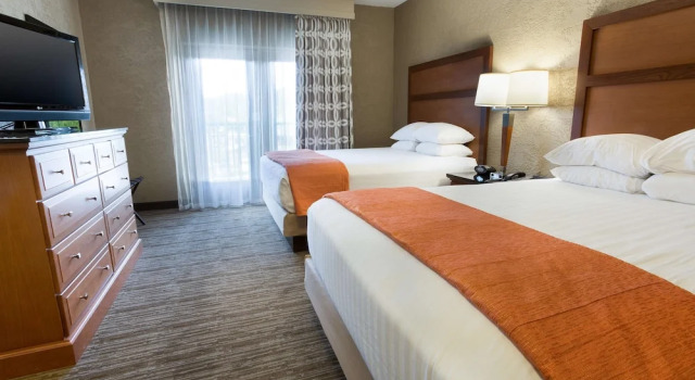 Четырёхместный номер Standard с балконом Drury Plaza Hotel Flagstaff