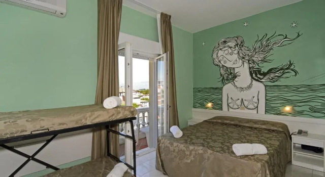 Четырёхместный номер Standard с балконом и с частичным видом на море Hotel Regina