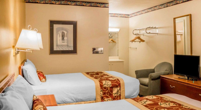 Четырёхместный номер Standard Rodeway Inn Kalkaska