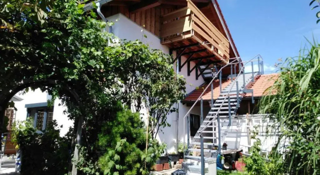 Апартаменты Komplette Dachwohnung mit Balkon und Bergblick