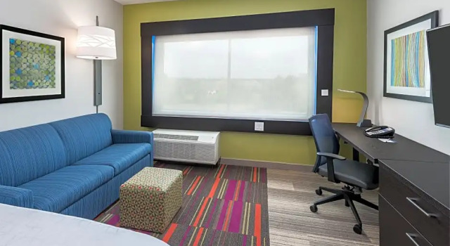 Четырёхместный люкс с 2 комнатами Holiday Inn Express & Suites Bryan - College Station by IHG