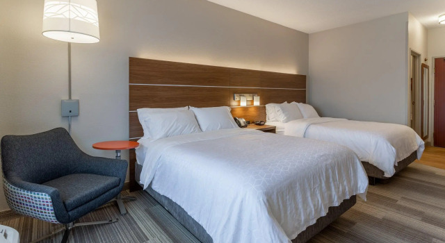Четырёхместный номер Standard Holiday Inn Express Hotel & Suites Burlington by IHG