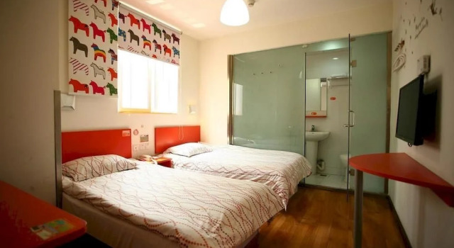Home Inn Chongqing Jiefangbei Pedestrian Street, Забронировать Отель Чунцин Chongqing Area, рядом с Jiaochangkou Metro Station