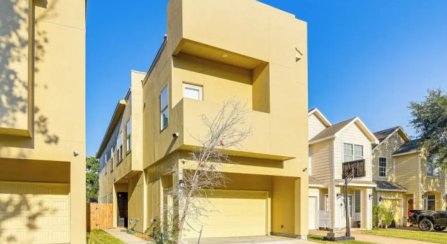 5 Mi to Downtown - Chic Home w/ Patio in Houston!