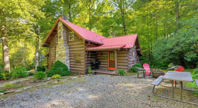 Hot Tub & Fire Pit: Cozy Cabin in Maggie Valley, Забронировать Отель Отели Мегги-Вэлли с парковкой, рядом с Maggie Valley Festival Grounds, Парковка