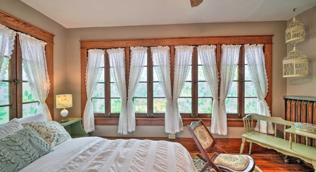 Коттедж Classy Colonial House w/ Furnished Sunroom!