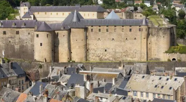 Studio dans vieux magasin 1800, Забронировать Отель Седан Ardennes, рядом с Ботанический сад в Седане