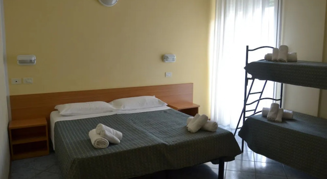 Четырёхместный номер Standard c 1 комнатой Hotel Corona