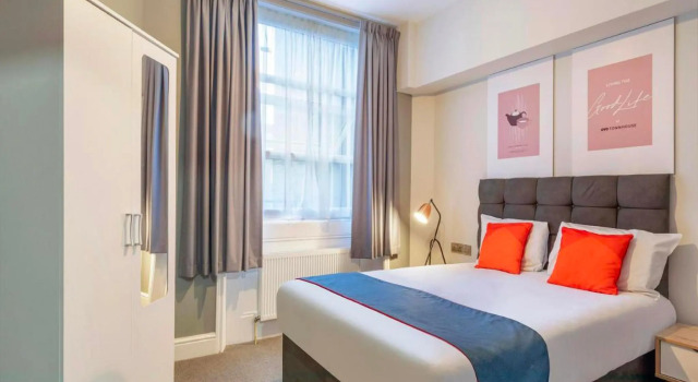 Кровать в общем номере Apollo Hotel London Near Hyde Park and Paddington Station