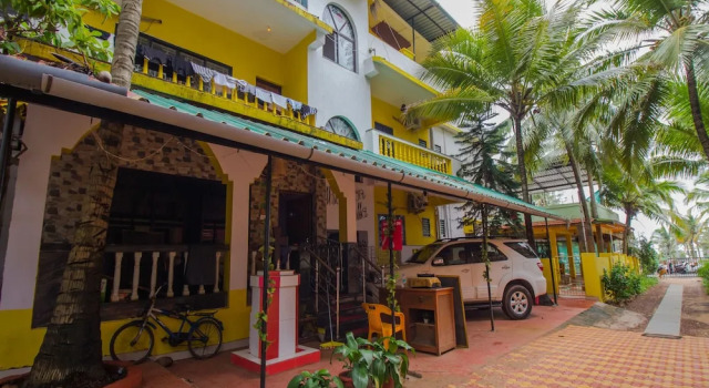 OYO 15697 Home Colorful Studio Candolim Beach, Varaa Hotelli Candolim Pohjois-Goa