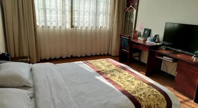 Yinhe Holiday Hotel, Rezerwuj Hotel Hotele w Qiandongnan z parkingiem, Parking