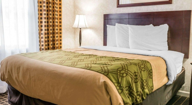 Четырёхместный люкс Econo Lodge & Suites Grand Rapids Airport