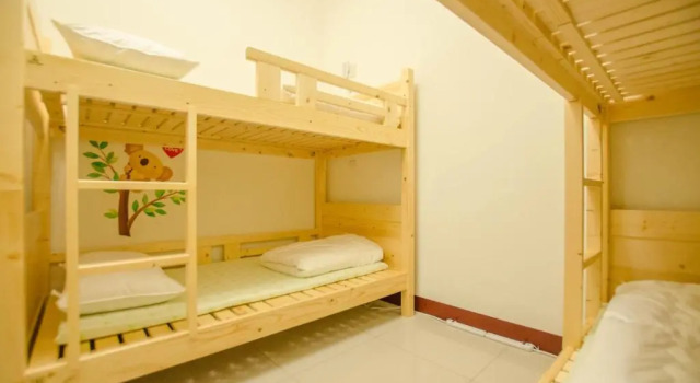 Кровать в общем номере Heyi Homestay