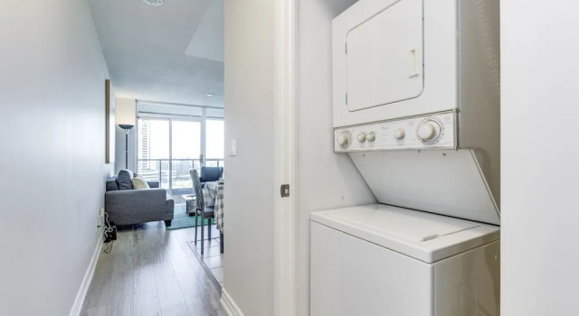 Newly Decorated Condo Great View Parking, Varaa Hotelli Toronto 